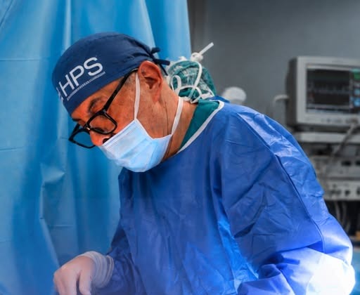Dr. Julián Castillo operando en quirófano
